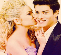 Esse amor que eu sinto por você é aqele amor que é mais forte do que toda essa distância que nos separa, @lua_blanco , tumblr: http://t.co/5qOpaQdgi1