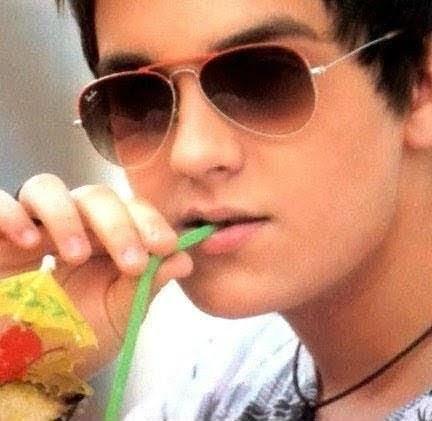 Não há distância pro amor, E se a saudade apertar Procuro no céu A estrela que mais brilhar... Ela será o seu olhar!! negoo lndo s2!(@luansantana)