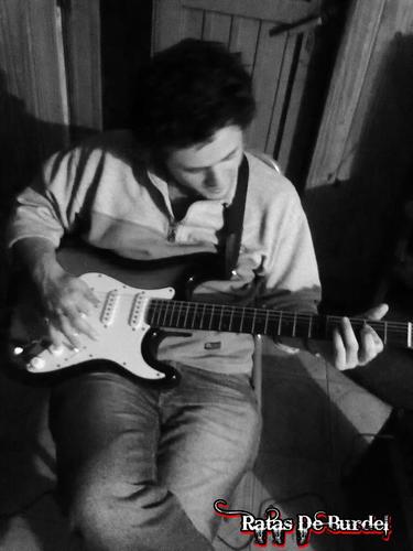 Un humilde servidor, amante del Rock and Roll, el Futbol bien jugado, y las bebidas espirituosas. Guitarrista en @RatasDeBrudel y @Barrera80oficial