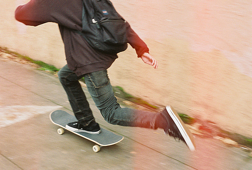 Coração de vagabundo bate na sola do pé... Skate na veia pau no cú dos mané ..  ( Chorão )