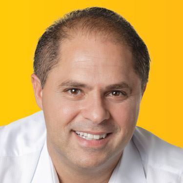 Casado e pai de três filhos, sou auditor fiscal e exerço atualmente a função de vereador na Câmara Municipal de Campo Grande.