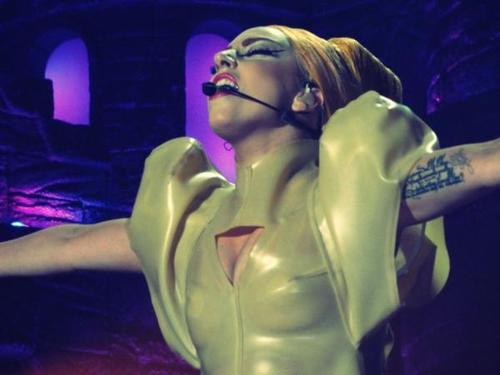 I'm littlemonster and i like music and art!