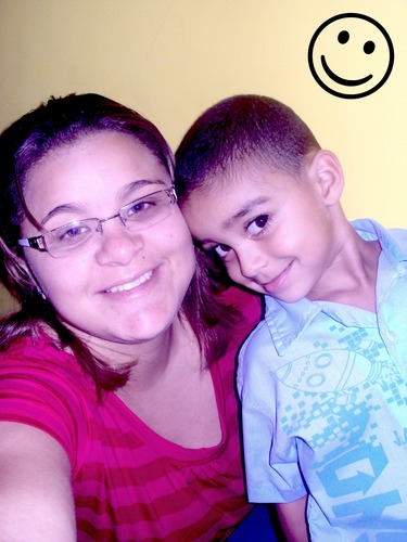 estudante de serviço social!
menina decidida e palhaça nas horas certas
e ama a familia como  ninguém.