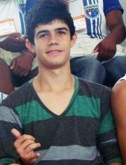 Garoto simples , que pode te surpreender a cada momento com suas atitudes, Botafoguense de coração , 15 anos, e se quer conhecer mais segue ai =D