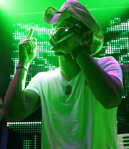 Cantor da Musica Revanche com C&F !!! Fc criado dia 09/07/12 seguido por ele no mesmo dia pq ele sabe como tratar as fãs TE AMO AMOR