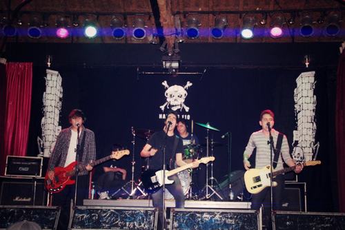 Banda Pop/Rock  de SP
Integrantes:
@fab_switchfx: Vocal e Baixo
@fe_switchfx: Vocal e Guitarra @pedro_switchfx: Vocal e Guitarra @eliseu_switchfx: Bateria