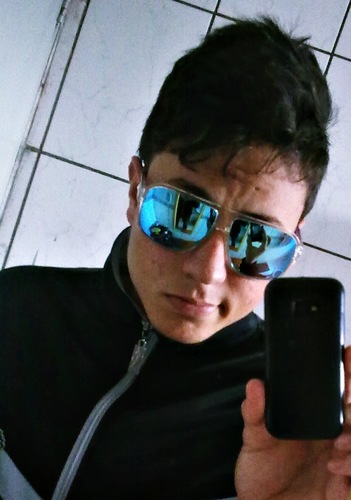 Sarcástico, Irônico, Esperto, Da Rua, Feliz, ake é tudo //\\//osso,
Segue eu ai e conheça melhor ;*
http://t.co/Fhf3L4cwps
