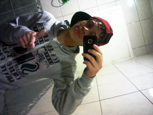 ; soo verdadeiro, complicado, malmoradoo e violento, vagabundo de skate'  / todos sabem cmo eu soo mais poukos mii conhecem yy'