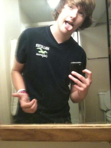 Im 16 years young, I have an amazing girlfriend, she's the best girlfriend i could ever ask for, She's beautiful and really understands me. Follow please.