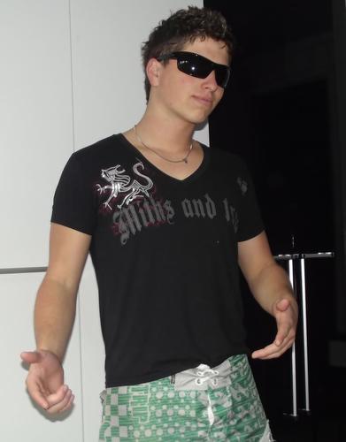 Sabe aquela pessoa que Zoa faz palhaçada e ta contigo nos bons e maus momentos?essa pessoa sou eu :D pra quem não conheçe prazer ^Lelo*