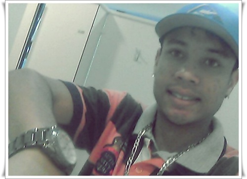 O maior erro do ser humano, é tentar tirar da cabeça aquilo que não sai do coracão