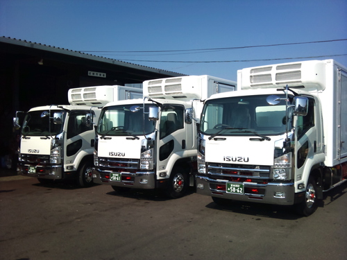 宮城県名取市の運送会社です。大型小型冷蔵冷凍車120台保有、某コンビニエンスストアの店舗配送と某乳製品工場、某食品工場のエリア配送をメインで行っております。安心安全を常に意識しお届けしております。
お取引先の関係各社様には常々感謝申し上げます。
facebook始めました！