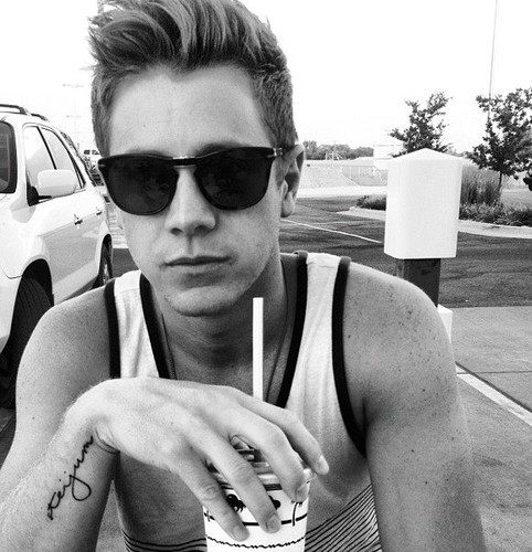 #Fansite for @JefHolm from #TheBachelorette.He is perfect and so sweet! #Follow for updates on Jef! (: #TeamJef

-Created 7-1-12, @2013Jonasfan