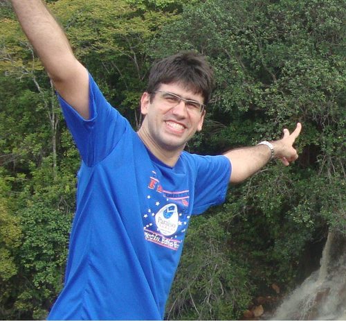 Um cara que ama a Deus sobre todas as coisas, ama a esposa, os filhos, a família, torcedor do Icasa, professor de biologia.
