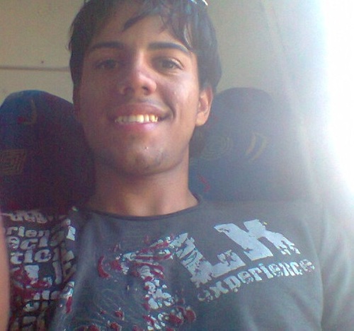 Desde 1993 enchendo o saco dos outros e causando nesse mundo. 19 anos, acadêmico de Letras/UFS, virginiano, Apaixonado por Música, Cultura e Arte :)