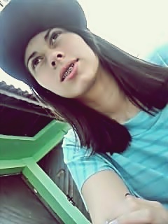 Libriana,15 anoos,chattaa,ignoraante,estranhaa ee rebeldee.