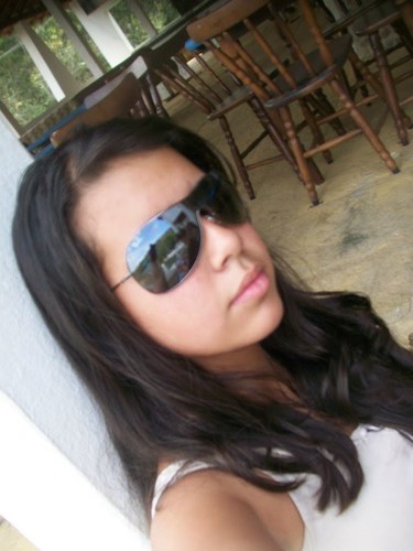 14 anos,adoro sair com meus amigos e amigas,viciada em celular e internet kkkkkkkk...