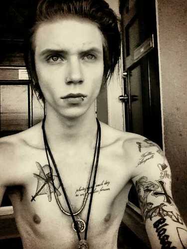 si se pudiera, seria el hijo perdido de @DIRENGREY_web , @OfficialBVB , @tokiohotel y @CinemaBizarre