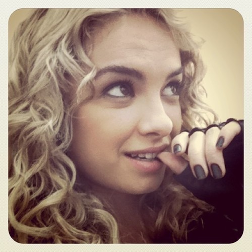 Eu consigo viver, simplesmente porque sei que mesmo você estando bem longe de mim você estará feliz, você fica alegre ai, e eu fico alegre aqui @Lua_Blanco