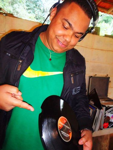 Jornalista, pesquisador social, antenado a arte, música, urban life e entretenimento. Gosta de tocar uns disquinhos nas Technics MK 1200 de vez em quando.