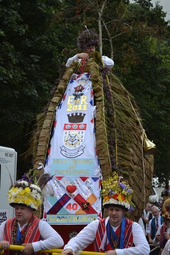 Traditional North West Morris from the South Pennines.  Also organisers of the annual Saddleworth Rushcart, a traditional rushbearing ceremony and top weekend!