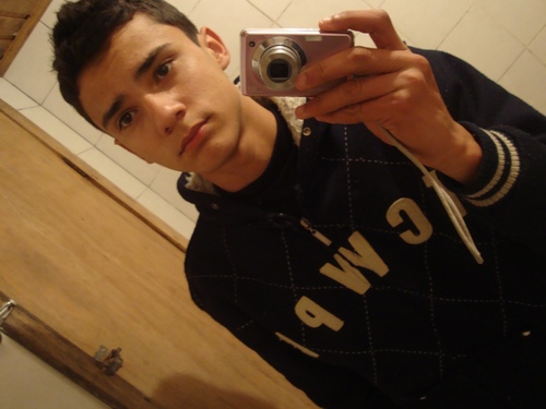 16 anos, ama futebol, ama
mulheres, APAIXONADO por musica...
Mutcho loko, conta piadas PODRES, extrovertido
 axo que isso ja basta neh!? ;3