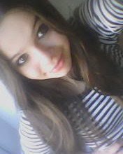 Uma Garota , Que Ama Rock s2 e Reggae , Sou mtt ciumenta , Cuido Mtto Bein Do que é meu *-*
Odeio Gente Falsa ,ú_ú ... 
Boum Essa So Eu (Y) Follow-me ??