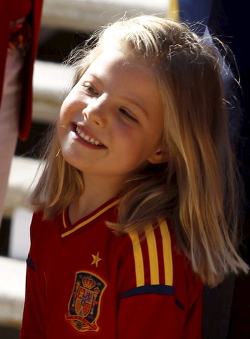Peque de la Zarzu, hija de @La_LetiPrincess y @Principe_Filipe, hermanita de @InfantaLeonor1, soy muy dulce y tierna ♥ excepto con los paparazzis (PARODIA)
