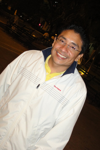 Politólogo, trabajo en temas de población, aficionado al turismo deportivo, televisión y lectura, en ese orden.