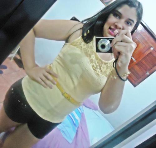 Tô me afastando de tudo que me atrasa,me engana,me segura e me retém. Fui ser feliz, e não volto. ;) Facebook http://t.co/J3WevT4K2A
