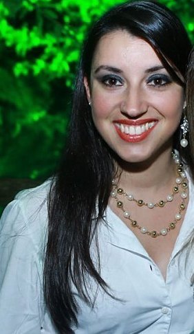 Psicóloga,libriana,vaidosa,indecisa,alegre e divertida,as vezes ironica,mal humorada,impaciente e intolerante...mas afinal quem é perfeito?