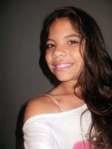 Nem Sempre O Sorriso Que Trago no Rosto,È a Vida Que Venho Levando,Mais Sempre Estou De Cabeça Erguida,E de Pouco em Pouco Vou Conquistando