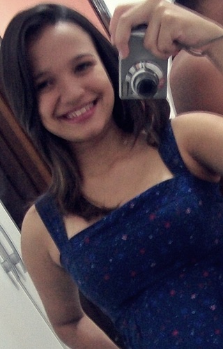 Eu que vivo com α cαbeçα nα luα, com músicα no ouvido e corαção nα bocα :)