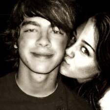 @JoeJonas & @MileyCyrus ... i love them together ♥