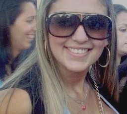 Não me limito, não sou cruel comigo. Serei sempre apego, pelo que vale a pena e desapego pelo que não quer valer.