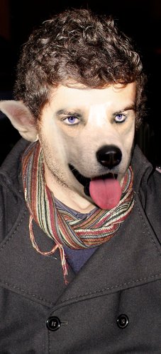 Beh mi interesso di molte cose: cinema, teatro, fotografia, musica, leggo... giro, vedo gente, mi muovo, conosco, faccio delle cose...