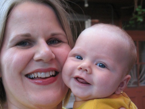 A Montreal mom in search of fun and bargains for her and her baby.  Tweeting about cloth diapering, baby wearing, breast feeding / nursing, swaddling.