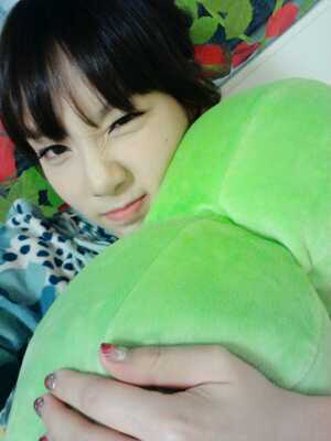 อันยองค่ะ! ฉัน คิมแทยอน :) เมนวอยซ์ของวง ฉันหล่อ(?) ฉันน่ารัก ฟลว.ทักได้ไม่กัดนะค่ะ *ยิ้มแฉ่ง* ฟอลมาได้นะค่ะ ฉันรอคุณอยู่นะ จุ๊บุ๊ ♥รักนะคะ