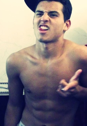 #Fortes são as Garotas que vão dormir todas a Noites chorando, e passam o dia inteiro com a droga do Sorriso no rosto'..