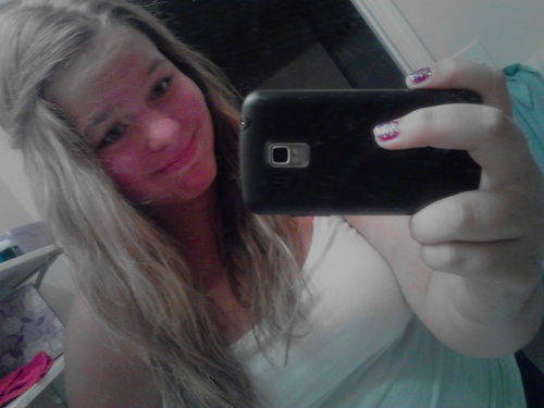 Follow me if you want ! I have good tweets . Singlee . Find me on Instagram @kbargee . Kik: kbargee .