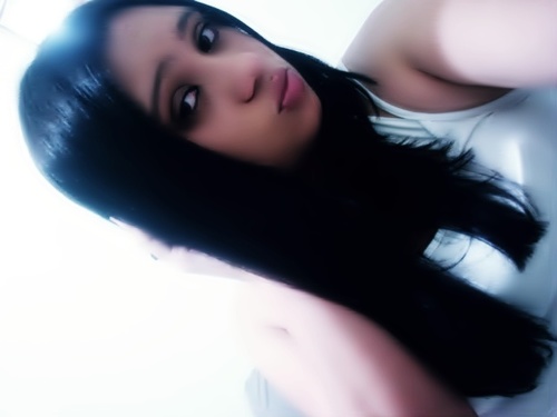 Sou uma garota como outra qualquer, insegura, gosto de sonhar e imaginar além do que eu possa viver.