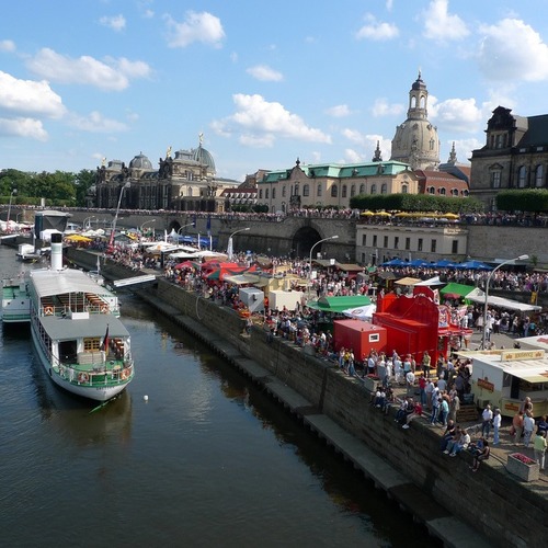 Deine Eindrücke vom Stadtfest Dresden, 120 Zeichen. Erwähne #stadtfestDD, dein Tweet erscheint hier | Foto CC http://t.co/4Bk1G9Nb | Idee: @fasnix