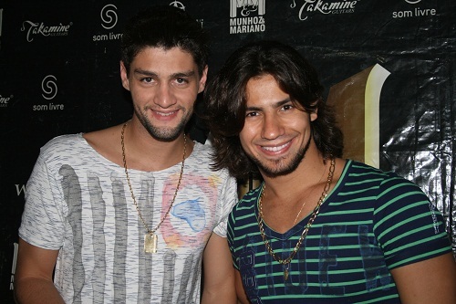 É um amor incondicional..a cada música,a cada apresentação na tv,o amor aumenta ..desejamos a vocês muito sucesso e alegria ! @munhoz_mariano