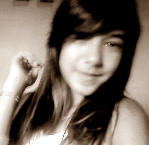 Não sou a garota mais certinha &&' nem a totalmente descontrolada. Não busco ser perfeita , mas sim ser eu mesma, sou inginorante com quem mereçe#