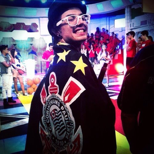 Eu te amo, eu te quero Como uma estrela que, Fez não se apagar em mim O amor, me pegou Guardo no meu peito o que só me faz querer sorrir.Com 
Criado:04/02/12