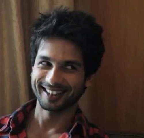 An admirer, dreamer, and a huge huge Shahid Kapoor fan!! I love him soo much!