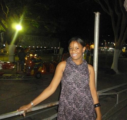 a menina do sorriso meigo, dos sonhos impossiveis, das amizades perdidas, dos amores mal resolvidos... aquela q vc fala mal, paga pau e faz igual.É, essa sou eu