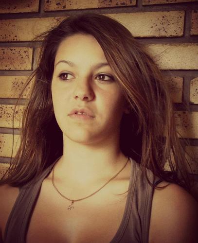 Vie ta vie & emmerde les gens !
Follow me, I follow Back ;) 
@Laury_Number4 ... Essentielle ! :)
Mon coeur .. ♥  Il n'y a que lui qui compte ! 
Je t'aime!♥