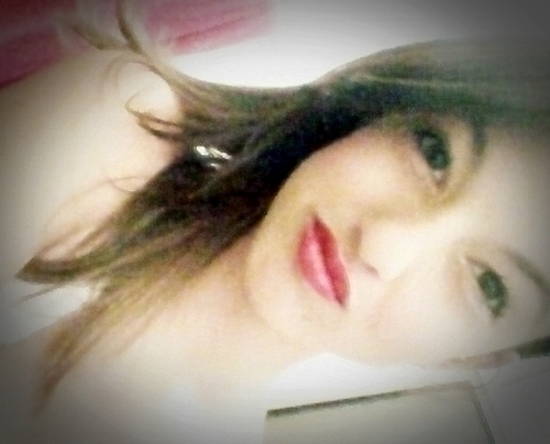 Por fora mostro para todos que estou bem com um sorriso no rosto, mas por dentro guardo uma dor no coração que aos poucos me mata por dentro.