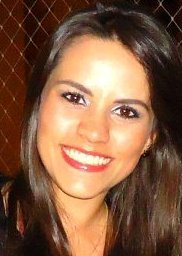 Anaíssa Caroliny,21 anos,estudante,filha,irmã e neta.Uma garota emotiva, sincera,de bem com a vida e que ama dar gargalhadas,tirar fotos e ouvir sertanejo!